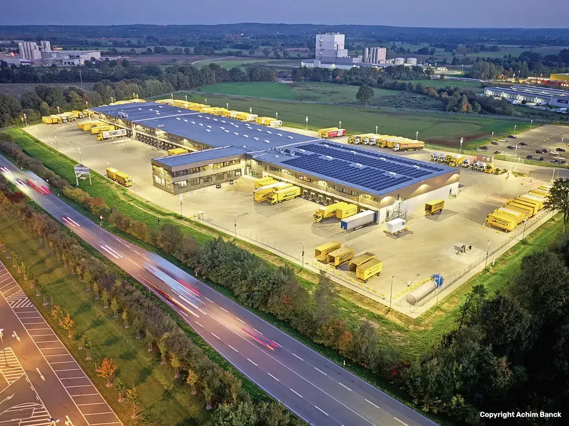 ein Bild einer Logistikhalle mit einer PV-Anlage